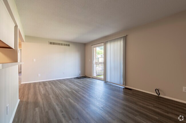 2 habitaciones, 1 baño - 862 pies cuadrados - Sala de estar - Flushing Valley Apartments