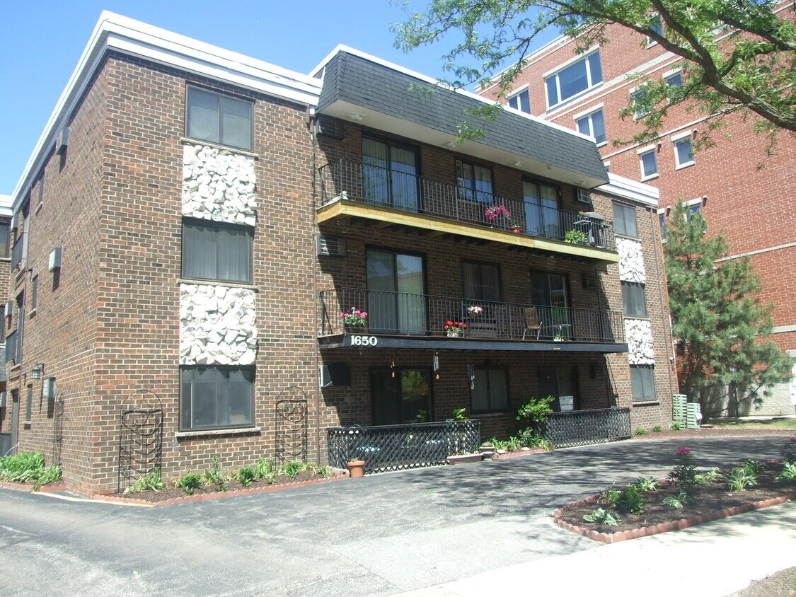 1650 Mill St Unit 203, Des Plaines, IL 60016 Condo for Rent in Des