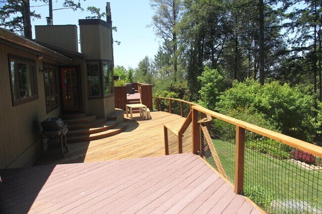 Building Photo - 13060 Skyline Blvd
