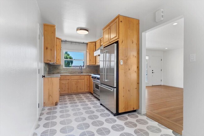 Foto del edificio - Gorgeous Three Bedroom Alta Heights House