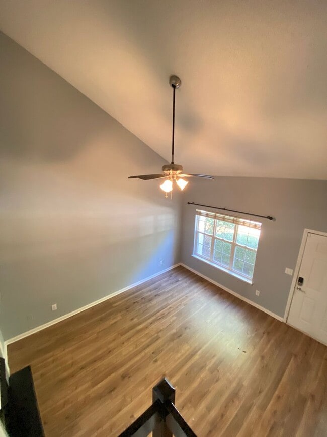 Building Photo - Three Bedroom Townhome In University Area