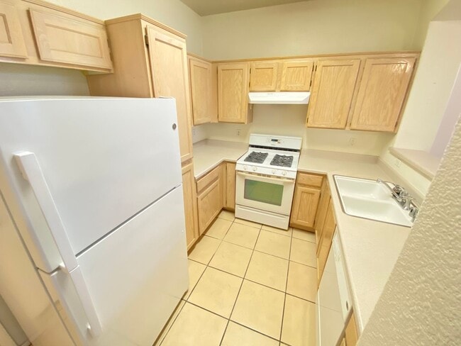 Building Photo - Charming 2 Bed/3Bath/2 Car Garage, Townhome nestled in this beautiful Summerlin North Gated Commu...