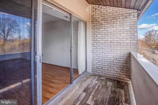 Foto del edificio - 5606 Bloomfield Dr