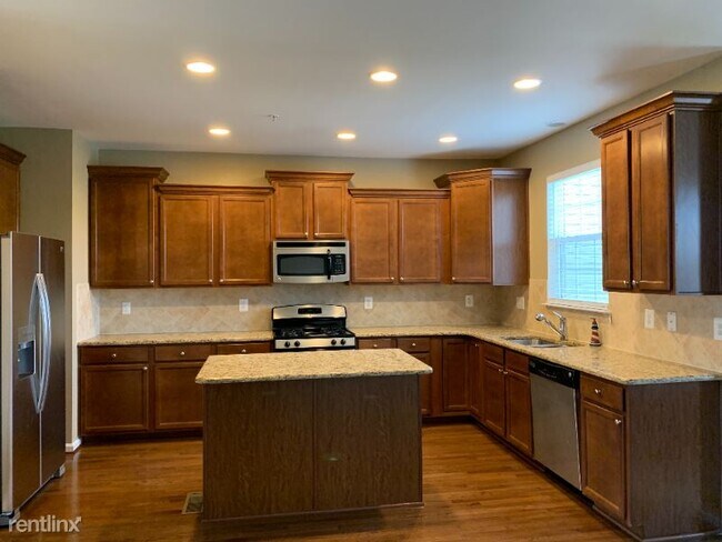 Foto del edificio - 3 br, 2.5 bath Townhome - 7072 Ingrahm Dr