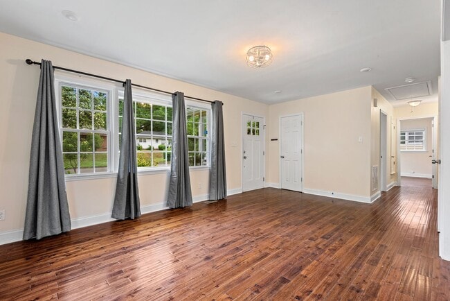 Building Photo - 3 bedroom, 2 bathroom ranch-style home in ...