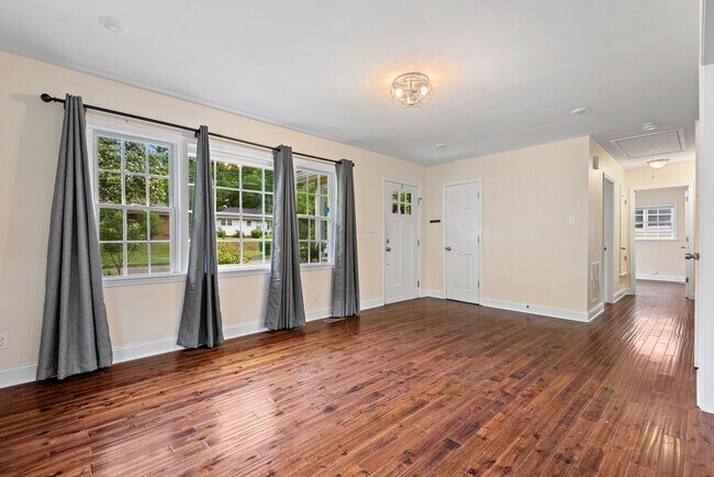 Foto del edificio - 3 bedroom, 2 bathroom ranch-style home in ...