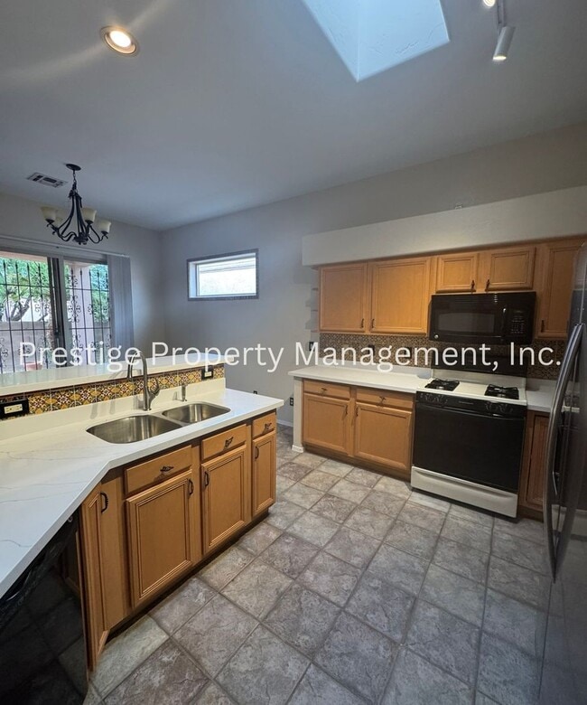 Building Photo - Stunning 3-bedroom 2-bathroom home in a ga...