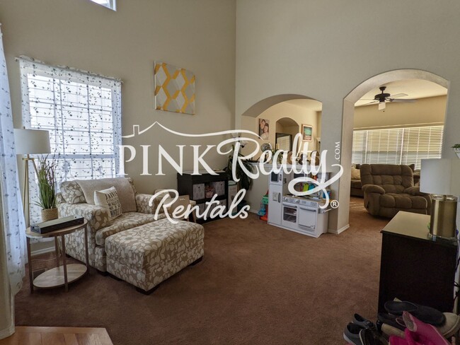 Building Photo - 3 bed Claremont Ranch home with fully fini...