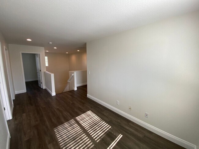 Foto del edificio - Two story home in NW Visalia Available Now!