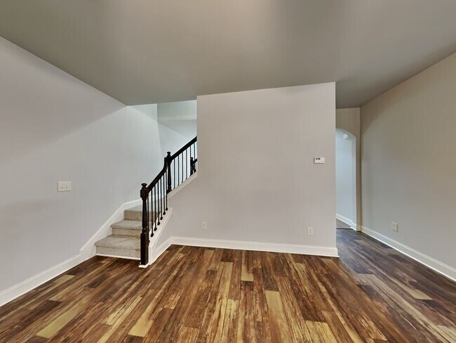 Building Photo - Beautiful 5 Bedroom Home located in Lawren...