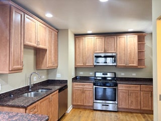 Building Photo - 7410 N Damen Ave