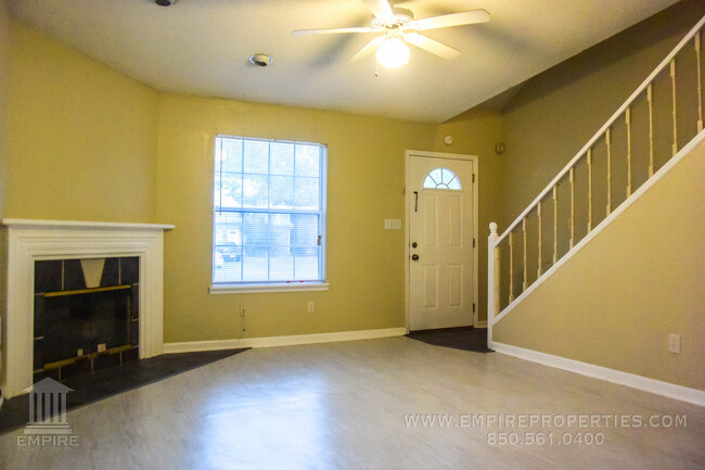 Building Photo - Townhome off Hartsfield Road