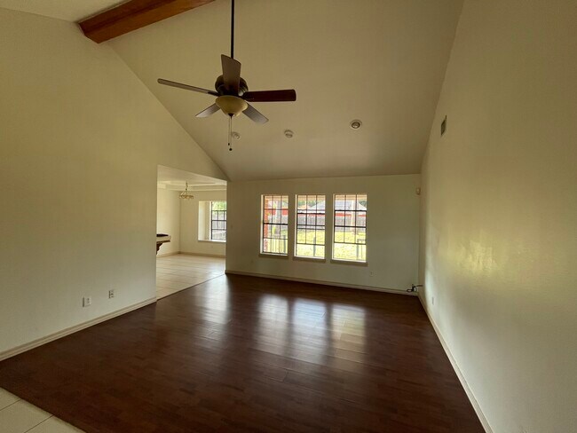 Foto del edificio - 2111 E 19th St