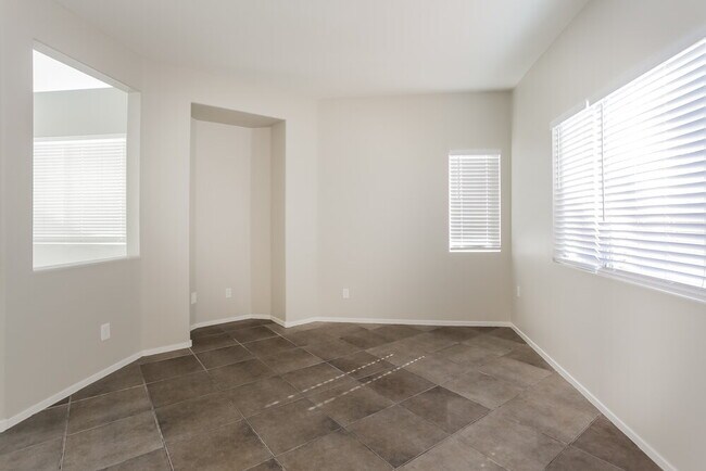Foto del edificio - 10413 Sloping Hill Ave
