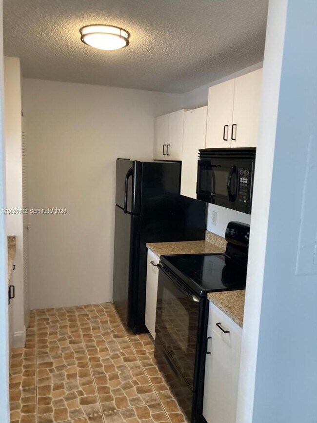 Foto del edificio - 1701 Village Blvd