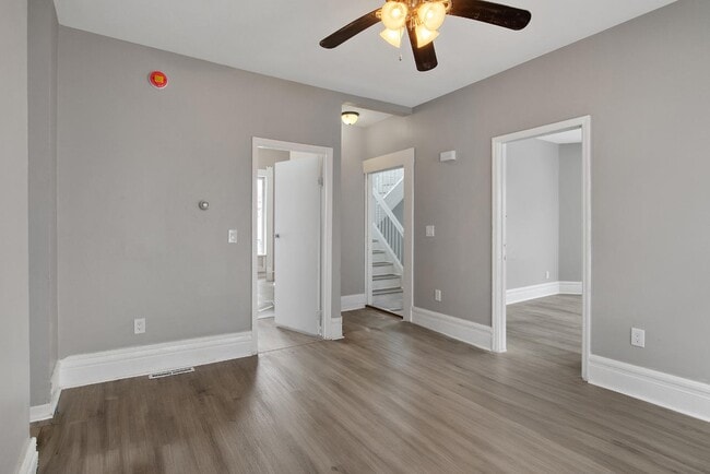 Foto del edificio - 304 Baker Ave
