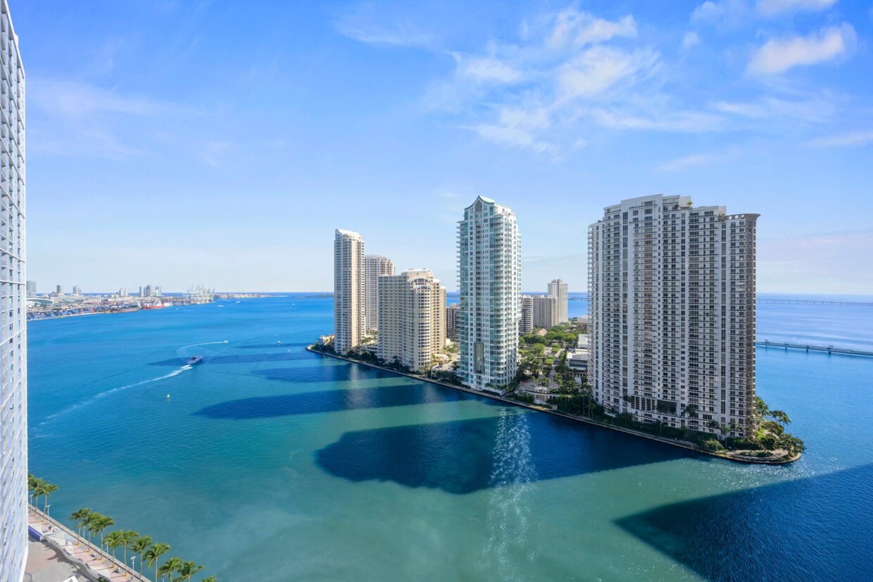 Primary Photo - 300 S Biscayne Blvd
