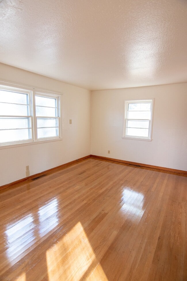 Building Photo - 3 Bedroom 1 Bath
