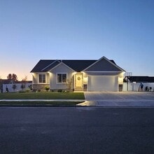 Building Photo - 698 Yarmouth St