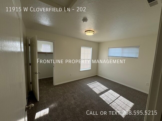 Building Photo - Spacious 2 Bed/ 2 Bath upper Level Apartment!