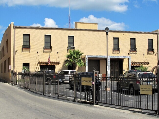 Foto del edificio - 319 S Flores St