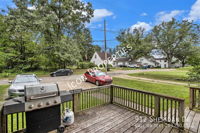 Building Photo - 912 Sheridan Dr