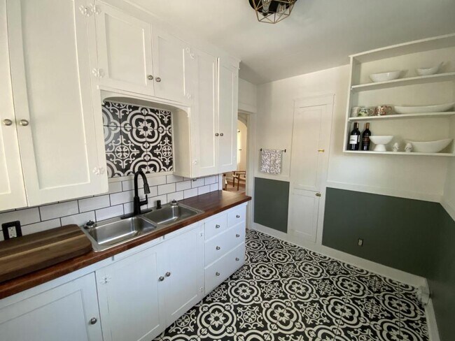 Building Photo - 1315 Alturas