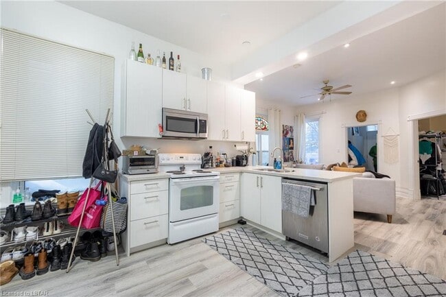 Building Photo - 5 BEDROOM * Richmond ST * STEPS from UWO * AVAIL May 1st * ALL INCLUSIVE