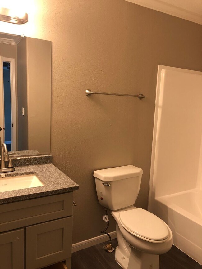 Building Photo - 109 Varsity Dr
