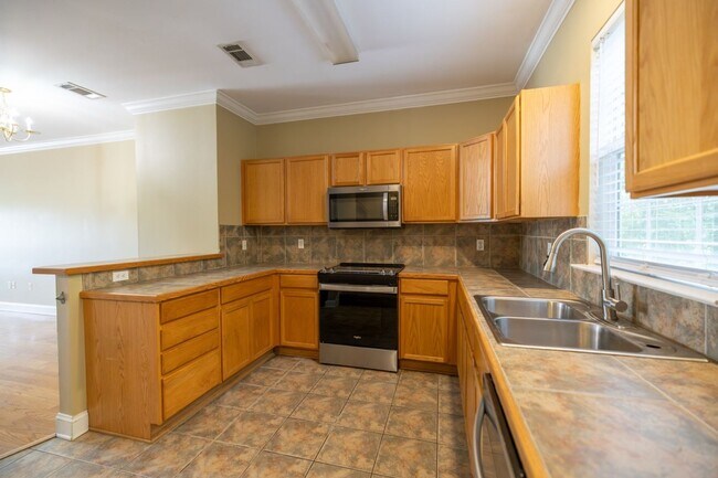 Foto del edificio - 4 bedroom Townhome Near LSU in a Gated Community
