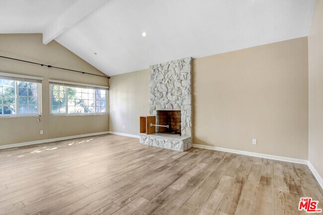 Foto del edificio - 2623 S Beverly Dr