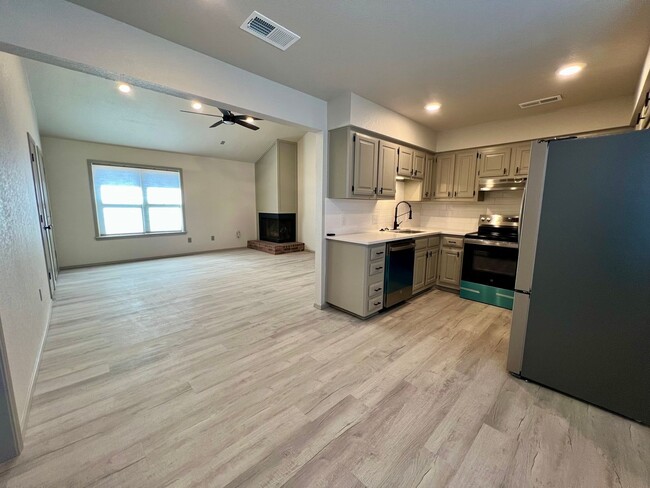 Foto del edificio - Beautifully Remodeled Duplex Available NOW!