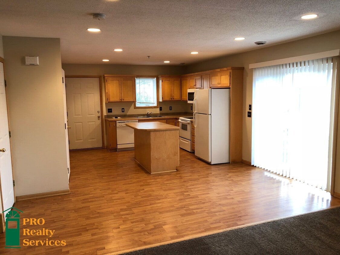 Primary Photo - 3 Bedroom Townhouse in Spring Lake Park