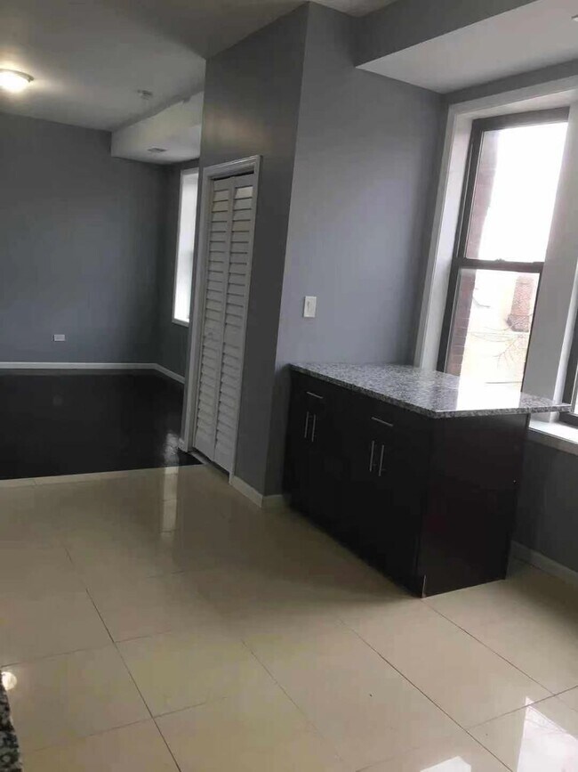 Foto del edificio - 2859 S Emerald Ave