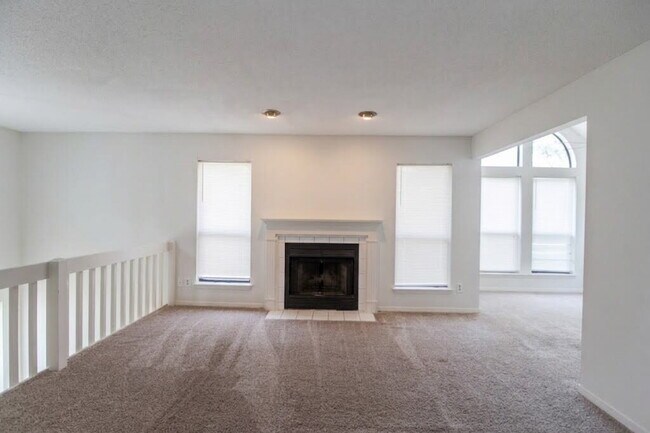 Building Photo - Spacious Sunrunner Place 2/2 Condo with Vaulted Ceilings, Community Pool & Prime Pensacola Location