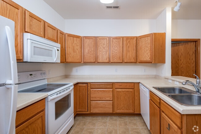 3BR, 2BA - 1,500SF - The Commons of Foxboro