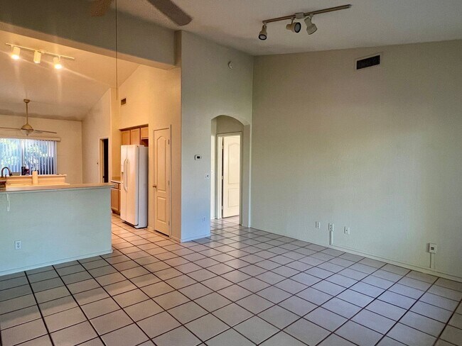 Foto del edificio - Unfurnished, 1-year long-term rental