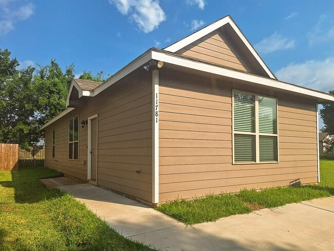 Building Photo - 11781 White Cedar St