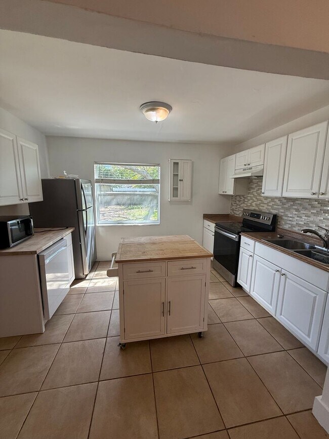 Building Photo - 3 BR/1BA | Newly Renovated Single Family Home | Gated backyard | In South Tampa!