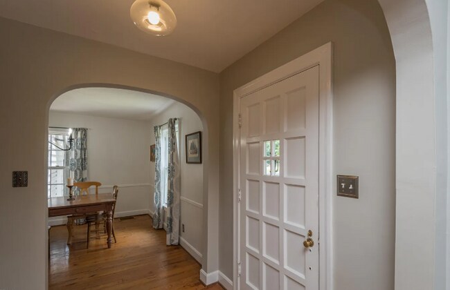 Foto del edificio - 3302 Maple Rd