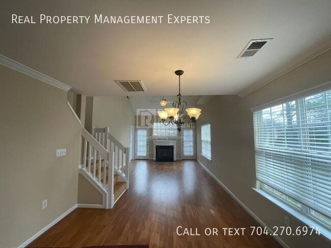 Building Photo - Gorgeous 4 BR & 3.5 BA Townhouse in Pinevi...