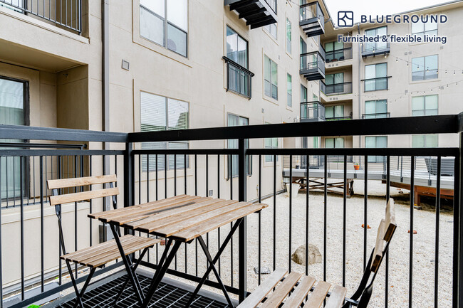 Building Photo - 11501 Century Oaks Terrace