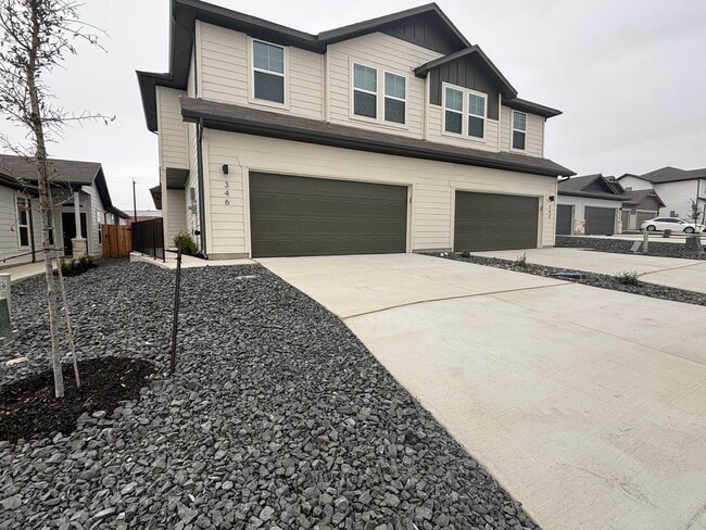 Building Photo - Want luxury living in the Far West ...Look no further...Amanda Park is it!