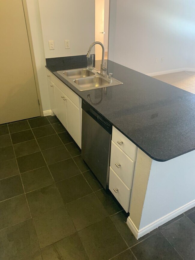 Foto del edificio - Beautiful 2 Bed + 2 Bath Long Beach Condo ...