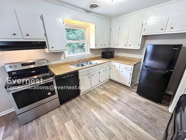 Building Photo - Lovely 3-Bedroom Home with Modern Comforts...