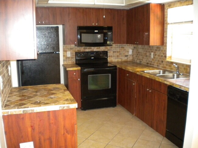 Building Photo - Charming 3 Bedroom, 2 Bath Home in Beautif...