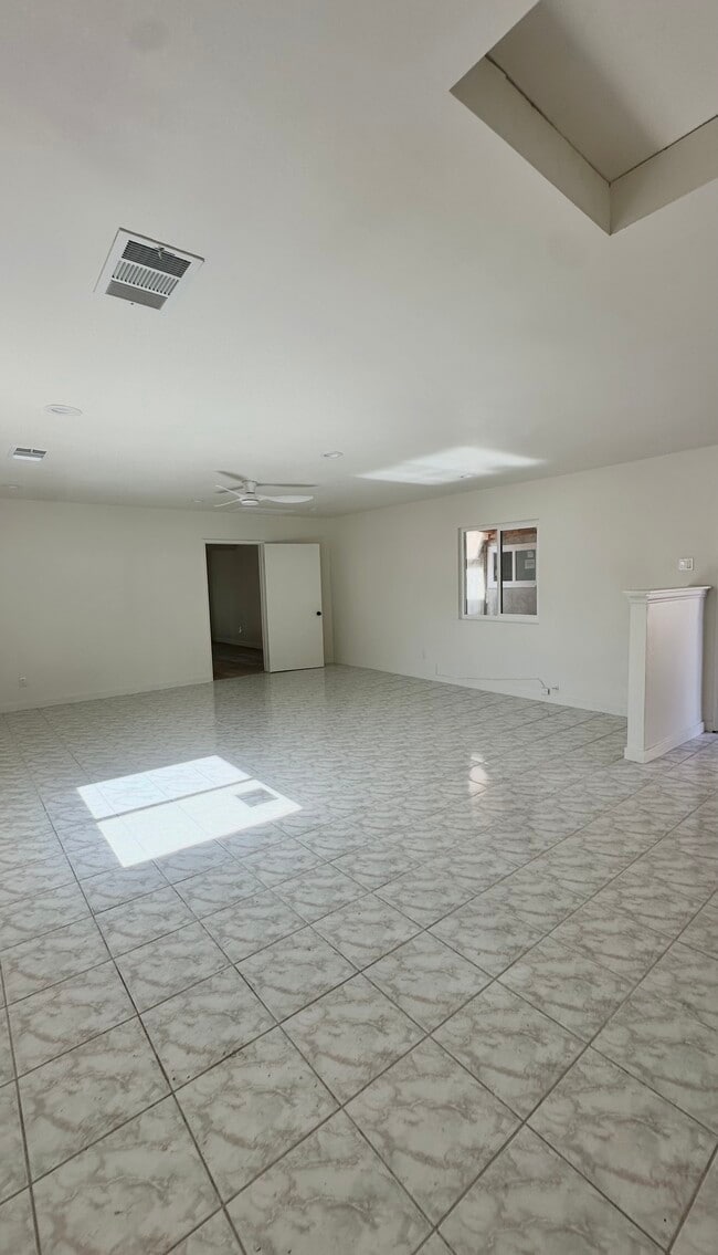 Foto del edificio - 2721 W Olive Ave