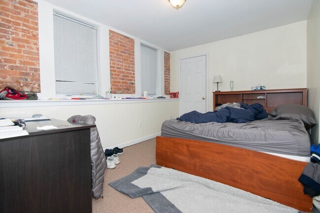 Foto del edificio - WOW!  MASSIVE 5 BED/2 BATH NEAR B.U.