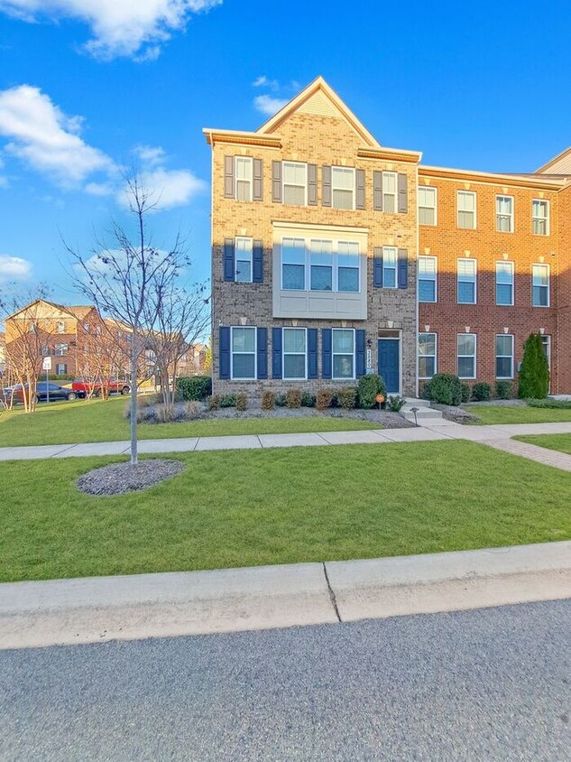 Primary Photo - 3 Level Brick End Unit Townhome in Waldorf...