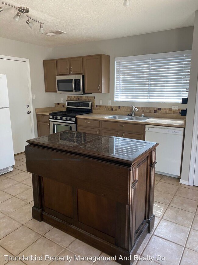 Building Photo - 3 br, 2.5 bath House - 6505 Sonrisa Place NE